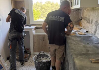 Equipo de trabajo en reforma de cocina rustica