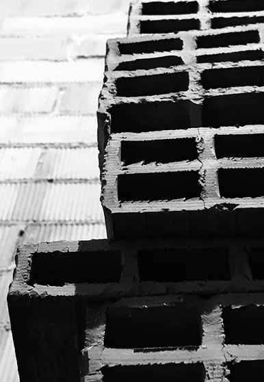 Bloques cerámicos apilados a contraluz Bloques cerámicos apilados a contraluz