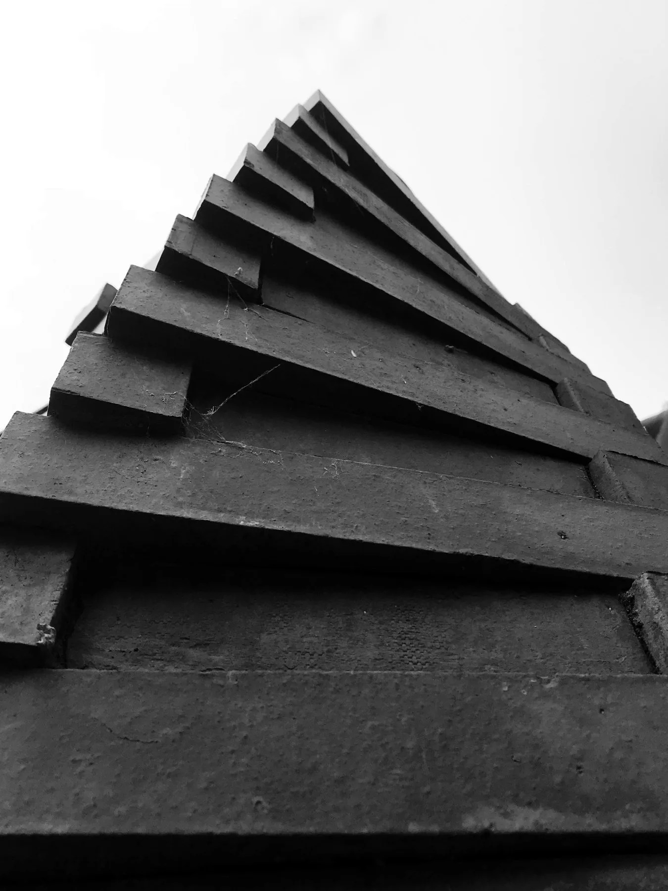 alc-diseno-autor-11-piramide Pilar de ladrillo escalonado visto en contrapicado contra el cielo