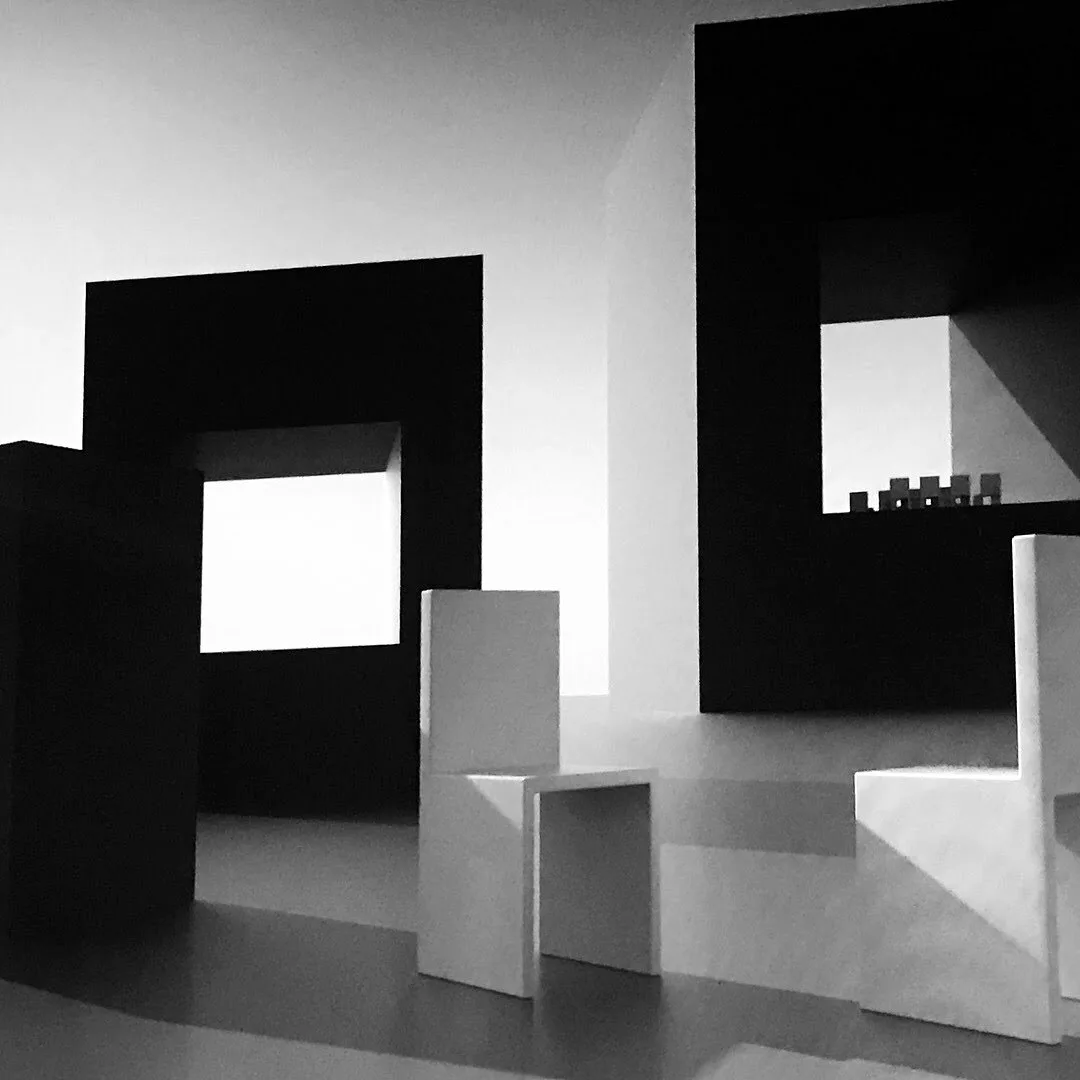Maqueta en blanco y negro con dos grandes vanos y sillas Maqueta en blanco y negro con dos grandes vanos y sillas